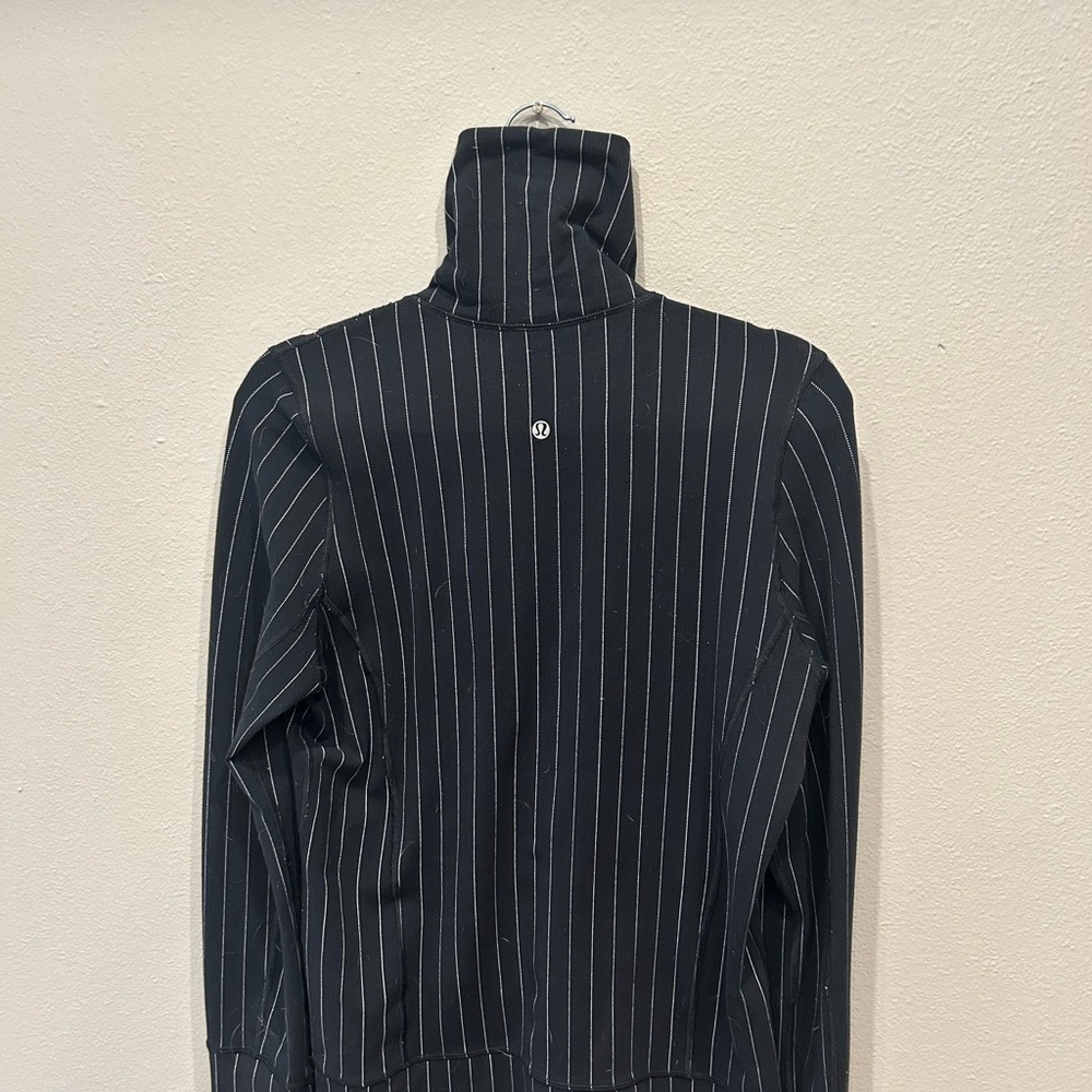 Lululemon tunic. Black with white pinstripes.